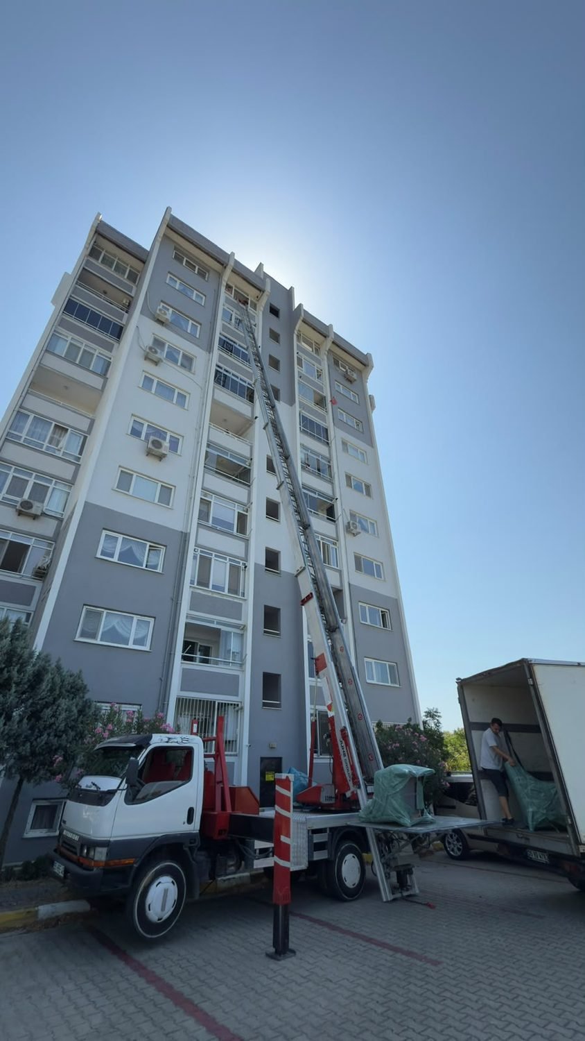 Polat Nakliyat mobil asansörü çok katlı bir binada eşya taşırken