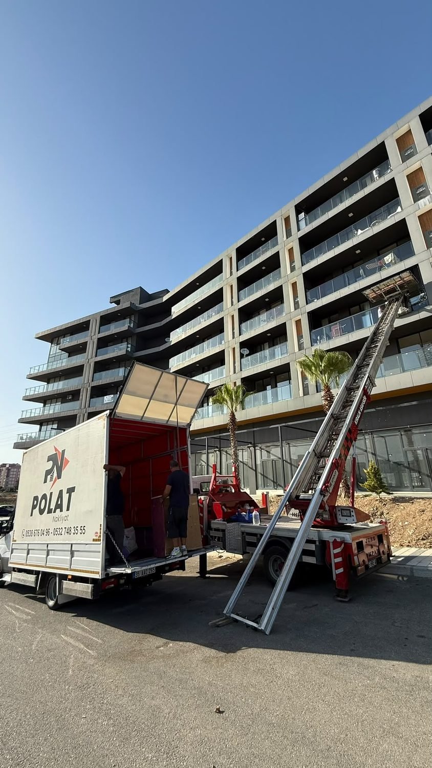 Polat Nakliyat kamyonu ve mobil asansör bir apartmanın önünde çalışırken
